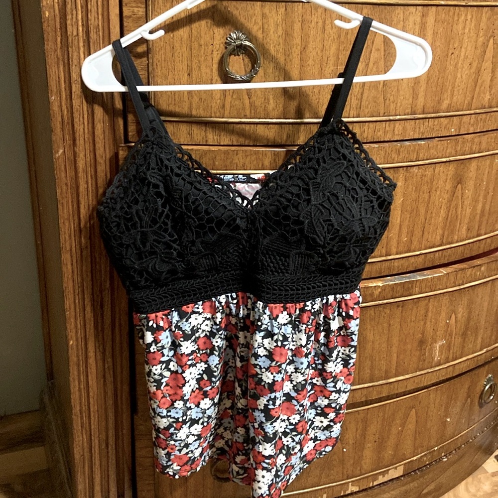 Nice summer top. Built in pads, optional to wear a bra. Size Large